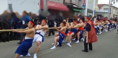会津美里町高田地区　奇祭・高田大俵引き（引き子ー紅組）
